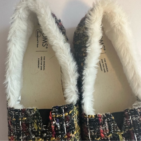 Tom’s woman’s alpargara slip on Sherpa lined shoes. - Picture 3 of 6